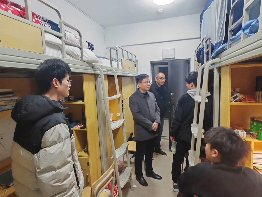 8x8x
领导深入宿舍开展春季开学安全卫生检查并看望返校学生